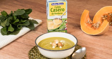 Emplatado con producto crema de calabaza y espinacas